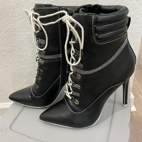 ⬇️PRICE⬇️
Mix No. 6 - Black White Laced Bootie - size 7 - Picture 5 of 10